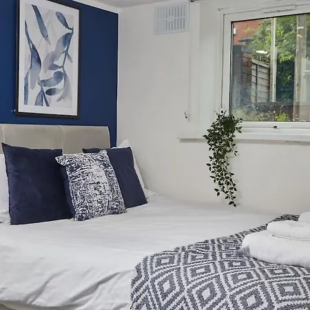 Large House Close To - Ideal For Groups Feriehus