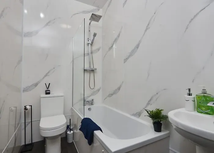 Large House Close To - Ideal For Groups * Leeds (West Yorkshire)