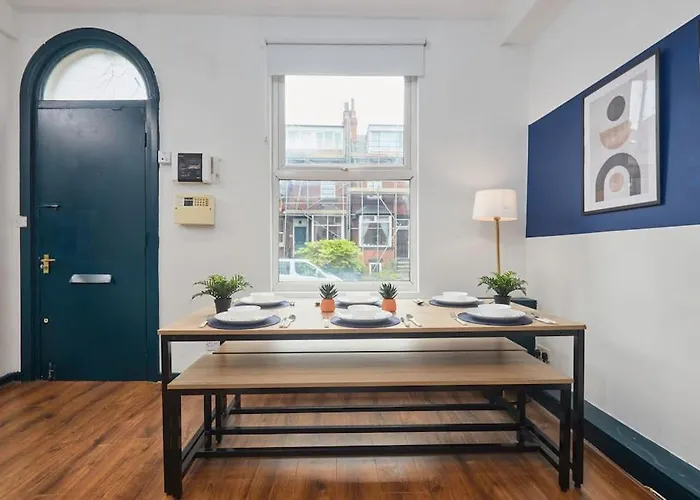 Large House Close To - Ideal For Groups * Leeds (West Yorkshire)
