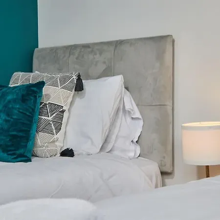 Large House Close To - Ideal For Groups Leeds (West Yorkshire)