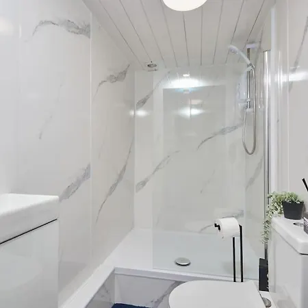 Large House Close To - Ideal For Groups *