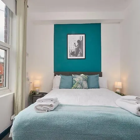 Large House Close To - Ideal For Groups Лідс