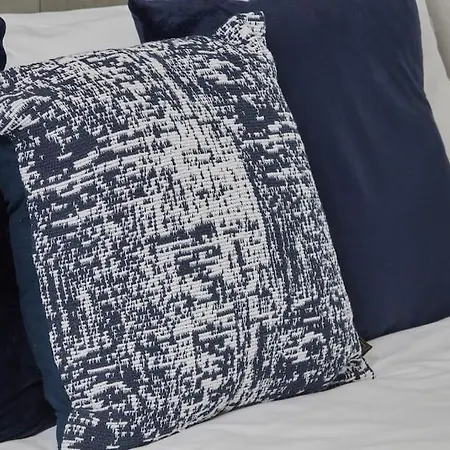 Large House Close To - Ideal For Groups Лідс