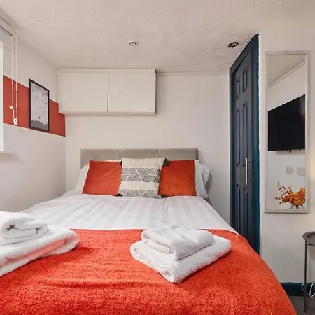 Large House Close To - Ideal For Groups * Лідс