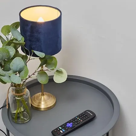 Будинок відпочинку Large House Close To - Ideal For Groups Лідс