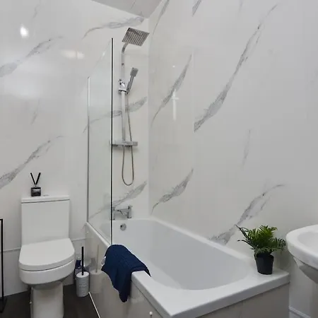 Large House Close To - Ideal For Groups * Лідс