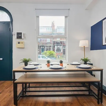 Large House Close To - Ideal For Groups * Leeds (West Yorkshire)