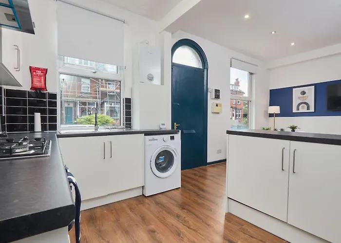 Large House Close To - Ideal For Groups Holiday home *