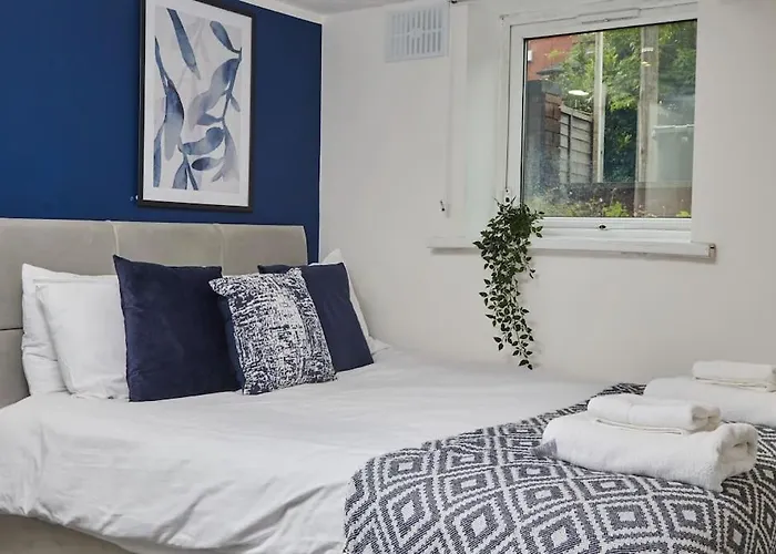 Large House Close To - Ideal For Groups Ferienhaus