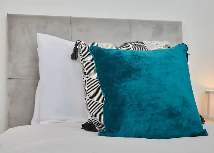 Large House Close To - Ideal For Groups * リーズ