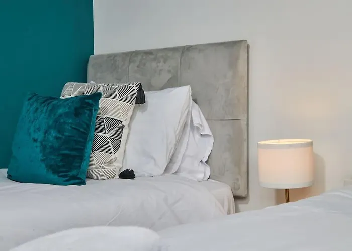 Large House Close To - Ideal For Groups リーズ